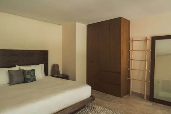 Luxury Loft w/ Pools, Gym, Rooftop Panoramic Views - Image 4