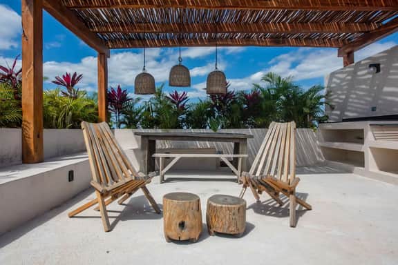 Bright & Sunny 2BR Loft w/ Roof Pool in Downtown - Image 3